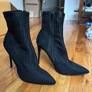 STEVE MADDEN black zip up booties.